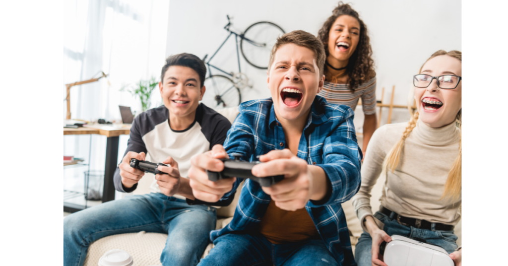jeunes qui jouent à des jeux vidéo en riant
